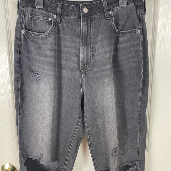 H&M Black Short Mom Distressed Jeans - Picture 2 of 7